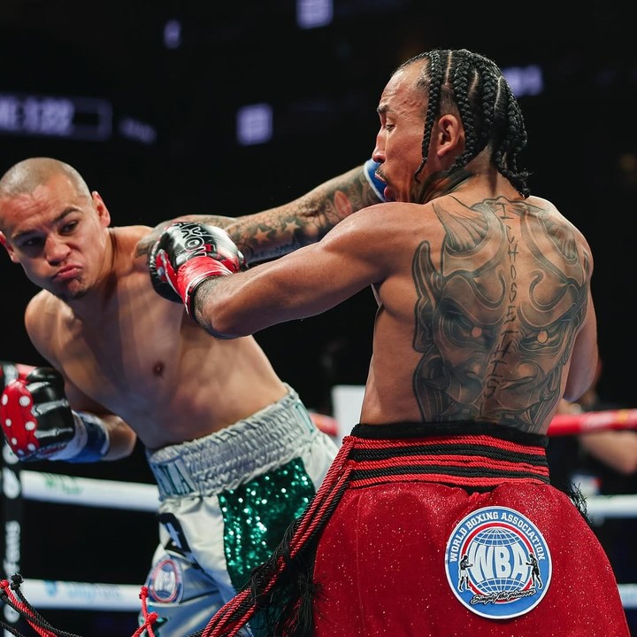 El costarricense David Jiménez (izquierda) ganó el título interino supermosca de la AMB en abril ante el californiano John Ramírez. Foto: Golden Boy Promotions.