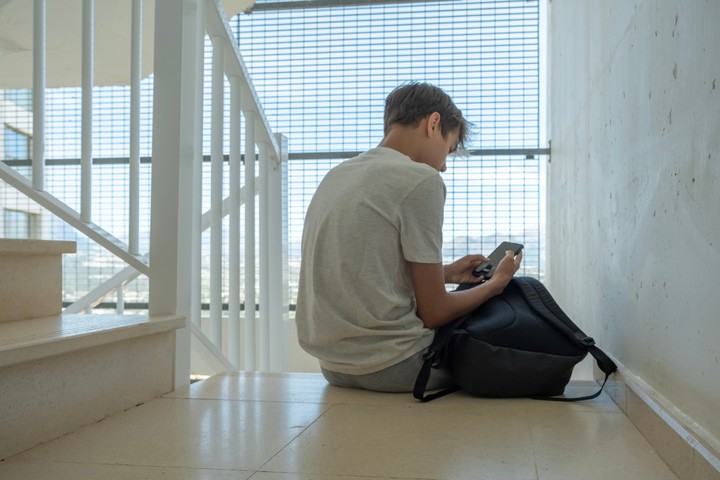 Los jóvenes en esta etapa comienzan a ser muy conscientes de la cantidad de tiempo que dedican a las redes sociales y las pantallas en general. Foto ilustración Shutterstock.