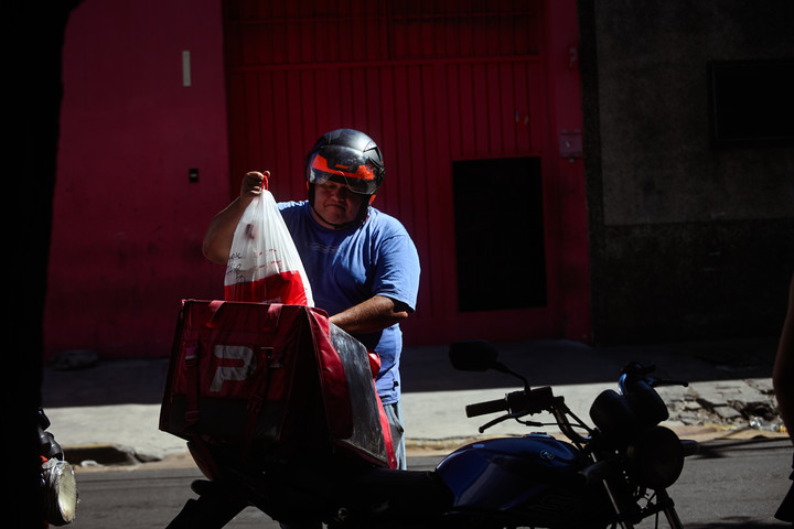 En varias ocasiones los ladrones los esperan cuando llegan a entregar un pedido. Foto Mariana Nedelcu