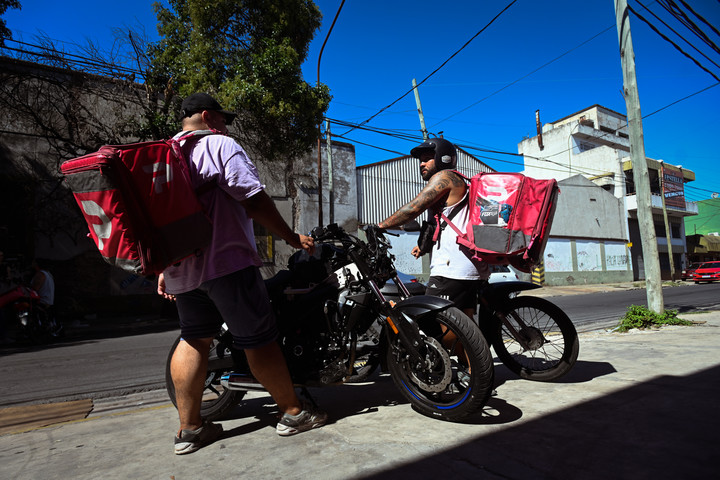 Diego y uno de sus compañeros. En una semana, los repartidores de San Justo recuperaron dos motos de dos asentamientos. Foto Mariana Nedelcu