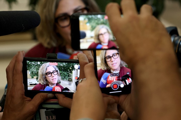 Caroline Darian, hija de la francesa Gisele Pelicot,habla con los periodistas el 18 de noviembre de 2024. REUTERS/Manon Cruz