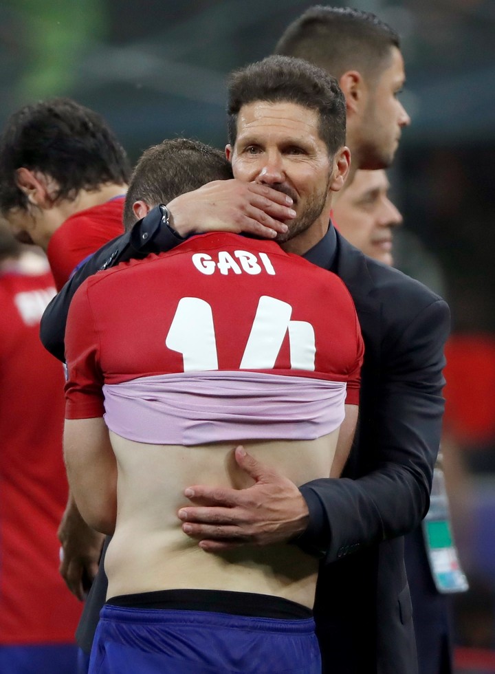 Diego Simeone consuela a Gabi tras la derrota por penales de Atlético de Madrid ante Real Madrid en la final de la Championes League 2015/16 que se disputó en Milán. Foto: Ballesteros / EFE.