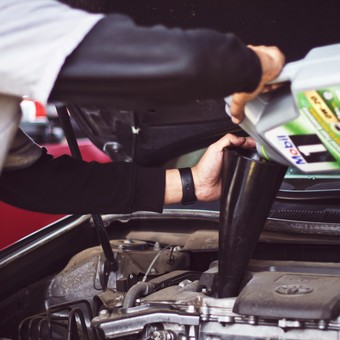 Qué le pasa al auto si le ponés mucho aceite al motor: ¿es grave?