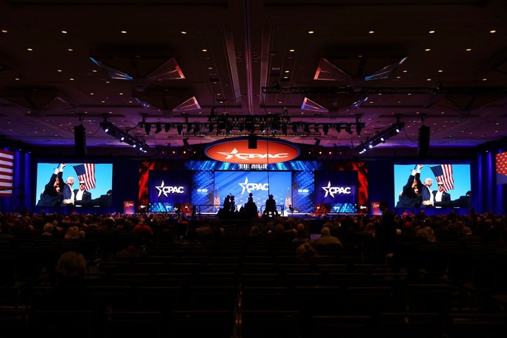 Imágenes de Donald Trump en pantalla gigante, durante la Conferencia de Acción Política Conservadora, en National Harbor, Maryland, este viernes. Foto: BLOOMBERG  