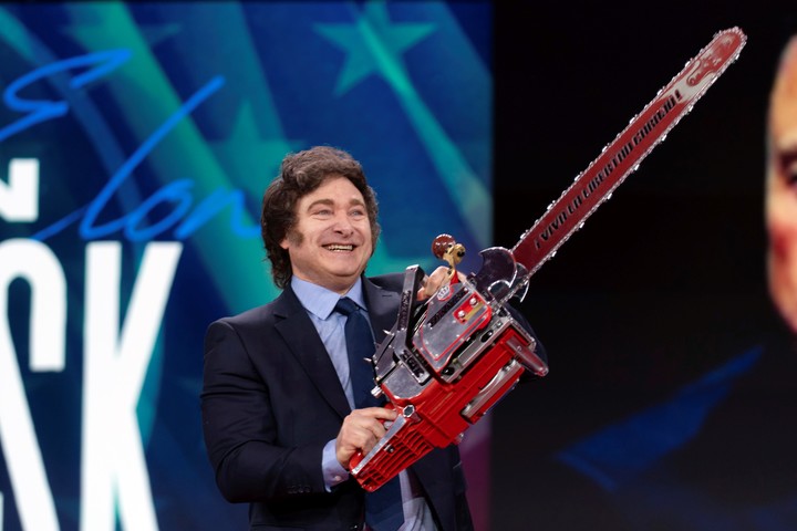 Javier Milei con una motosierra mientras llega para hablar en la Conferencia de Acción Política Conservadora, CPAC, el 20 de febrero de 2025, en Oxon Hill, Maryland. (AP Photo/Jose Luis Magana).