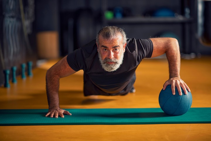 Ejercicio físico en la tercera edad. Foto Shutterstock.