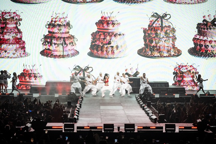 La Joaqui, rodeada de bailarines y con la gran pantalla de video de fondo. Fotos gentileza prensa. 