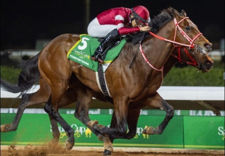 Con foto finish. Forever Young ganó la prueba corriendo desde atrás. Foto Prensa Saudi Cup 2025