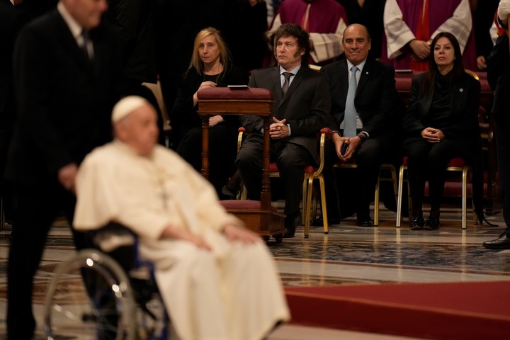 En los años recientes, Francisco incorporó una silla de ruedas para sus traslados en el Vaticano. Foto AP