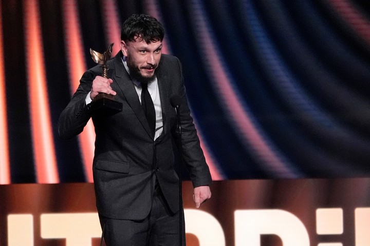 Richard Gadd y uno de los 3 premios que ganó "Bebé reno". Foto AP