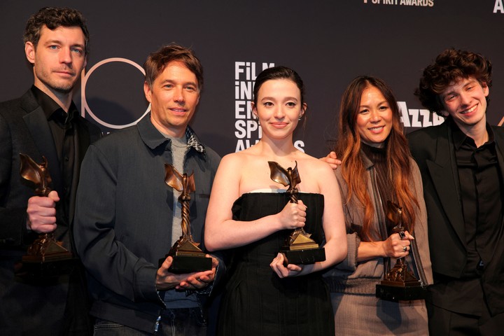 Sean Baker, ganador a mejor director, y Mikey Madison, mejor interpretación protagónica, junto a Samantha Quan y Alex Coco, coproductores del filme triunfador. Foto Reuters