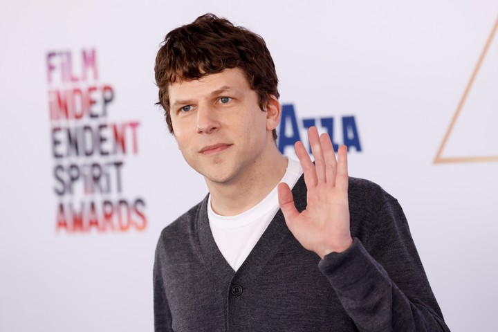 Jesse Eisenberg al llegar a la premiación. Su guion le ganó a los de "Anora" y "El brutalista". Foto EFE