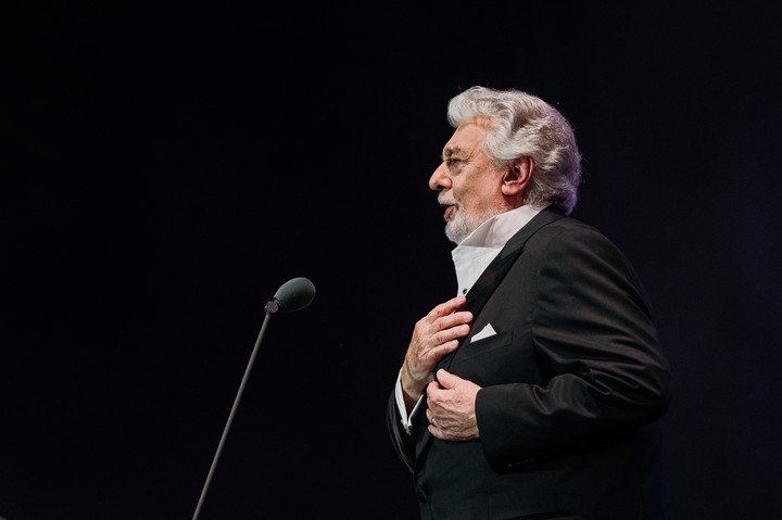 El gran tenor Plácido Domingo en 2024, cuando se presentó por primera vez en la Plaza de Toros de Colonia del Sacramento