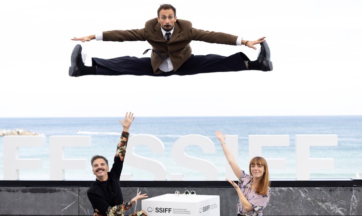 Los realizadores, Elena Trapé (d), y Javier Giner (i), posan junto al actor, Oriol Pla (c), tras presentar su película "Yo, Adicto", dentro del Festival Internacional de Cine de San Sebastián. EFE/Juan Herrero.