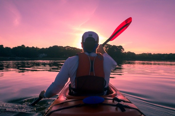 El kayakismo es una actividad para cualquier edad y combina destreza con muy buenos paseos.