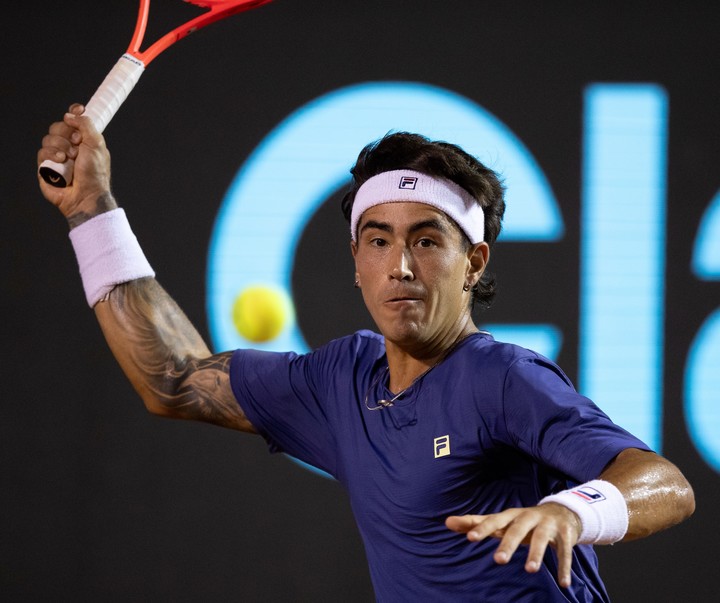 Francisco Comesaña pagó caro el esfuerzo de su triunfo ante Zverev y no pasó de las semifinales. Foto: Xinhua / Wang Tiancong.