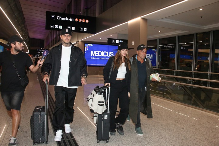 La llegada de Mauro Icardi y la China Suárez a Ezeiza. Foto: Movilpress