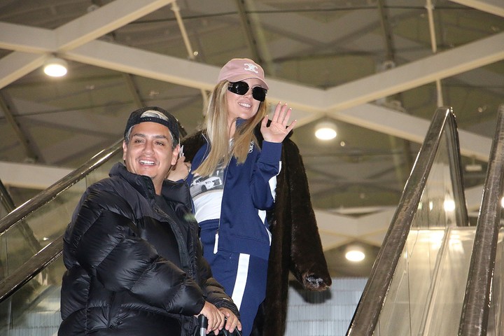 Wanda Nara y Kennys Palacios en Ezeiza. Foto: Movilpress