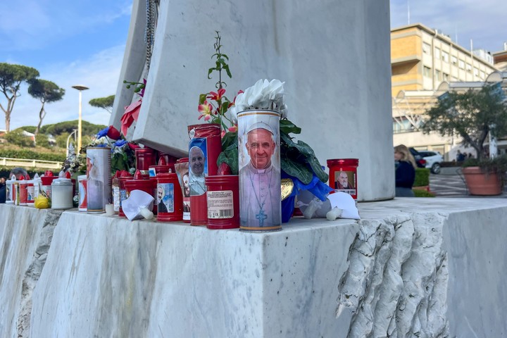 Flores y velas depositadas por feligreses en el exterior del Hospital Gemelli de Roma, donde se encuentra papa Francisco. Foto: EFE/ Claudia Sacristán Valle