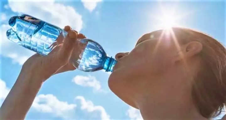 Beber agua para evitar la   deshidratación es fundamental para este síndrome de vómitos.