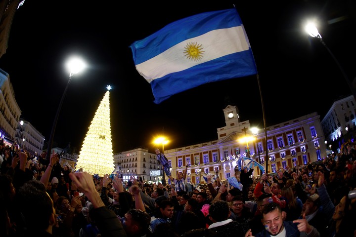 Los españoles quieren a los argentinos. Enorme celebración de argentinos en la Puerta del Sol en 2022 con el Mundial de Messi./ EFE/ Rodrigo Jiménez.