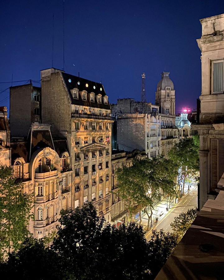 La "españolísima" Avenida de Mayo de Buenos Aires. Tres de cada 10 españoles se sienten parecidos a Argentina./ Imagen desde el Dome Rooftop Bar.