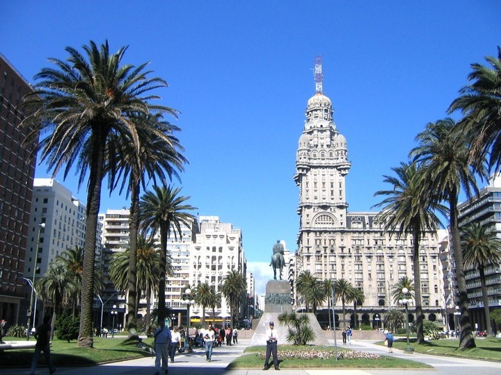 El centro de Montevideo, una ciudad con historia en Latinoamérica. Vista de la Plaza Independencia.