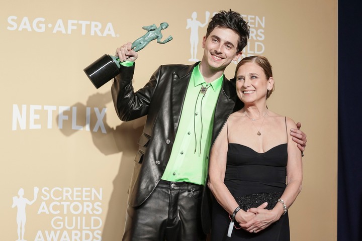 El actor Timothée Chalamet dio el batacazo y le ganó a Adrien Brody. El intérprete de "Un completo desconocido" fue a la ceremonia con su mamá. Foto EFE