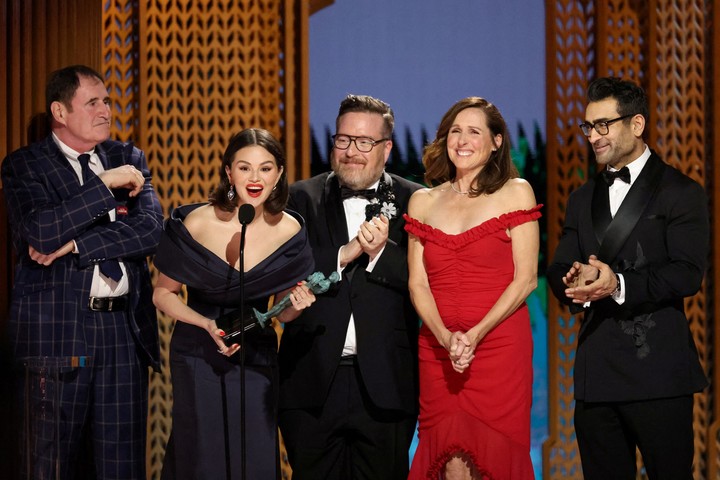 Selena Gomez, Michael Cyril Creighton y Molly Shannon reciben el premio al mejor elenco de serie de comedia. Foto Reuters
