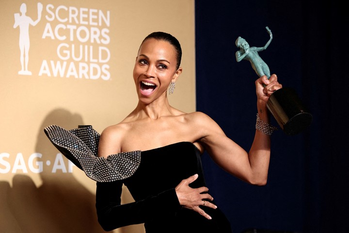 Zoe Saldaña y el único premio de la noche para "Emilia Pérez". Foto Reuters