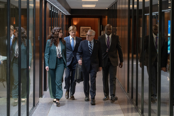 Mozhan Navabi, Jesse Plemons, De Niro y McKinley Belcher III en un episodio de la serie en la que se investiga un ataque masivo.
