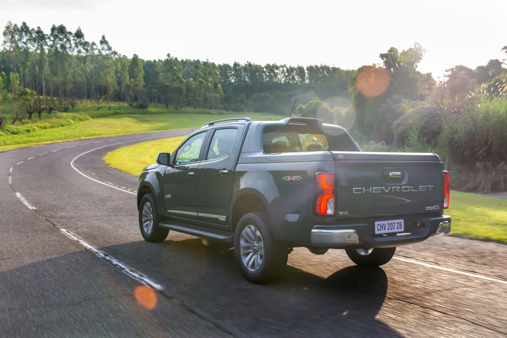 Nueva Chevrolet S10 presenta mejoras en diseño y tecnología.