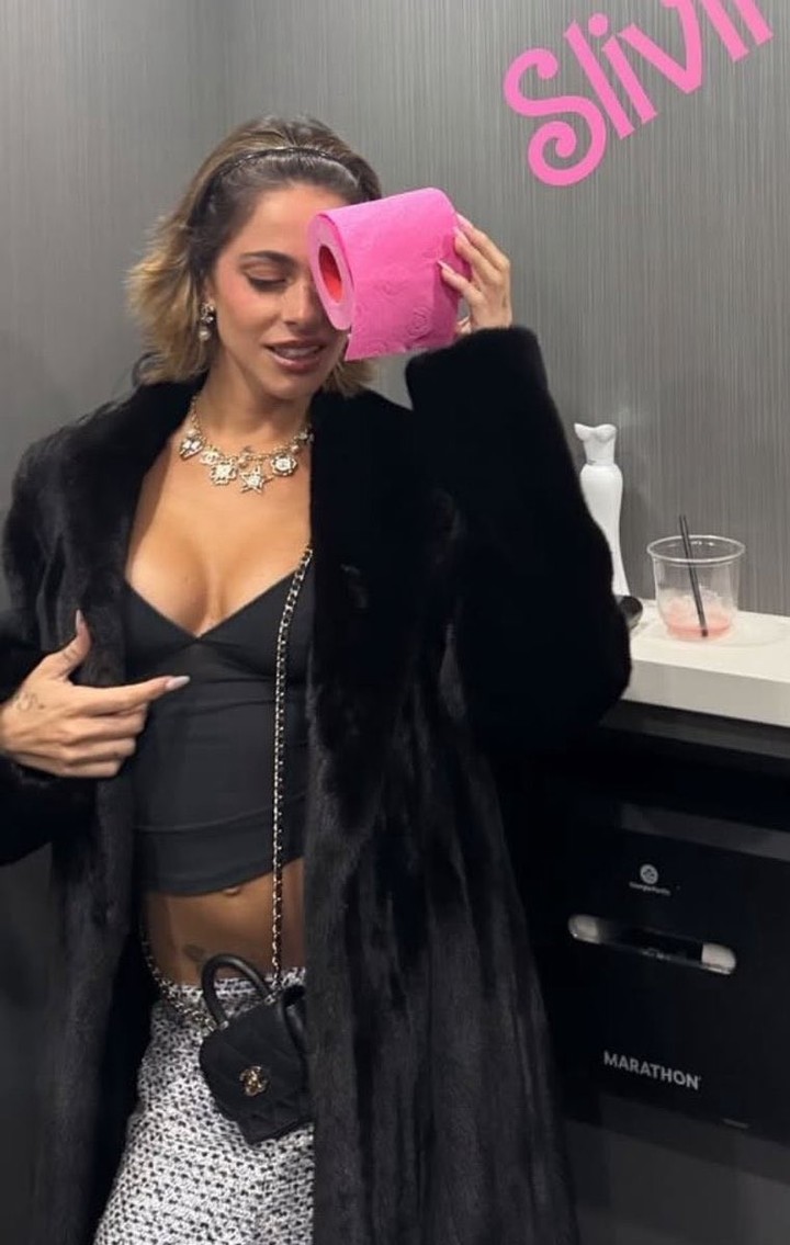 Tini desde el baño de la fiesta de Paris Hilton. Foto: Instagram