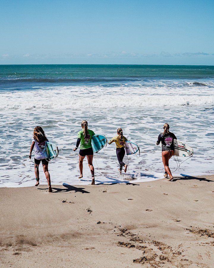 Las chicas al agua. El crecimiento de la rama femenina del surf es notorio.