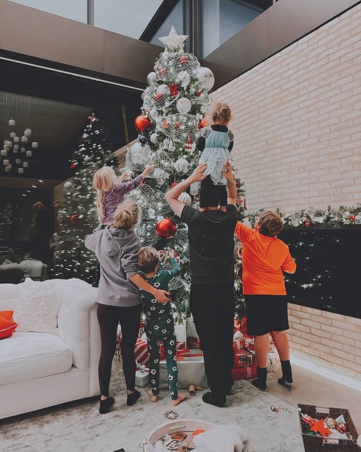 Michael Bublé y Luisana Lopilato, con sus cuatro hijos en Navidad. Foto: Instagram.