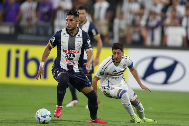 El defensor de Alianza Lima, Carlos Zambrano, le restó importancia al regreso de Edison Cavani. Foto: Paolo Aguilar