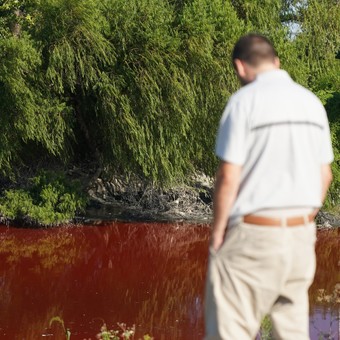 Esto es todo lo que se sabe del arroyo rojo del Conurbano: cuáles son los resultados preliminares de los análisis del agua