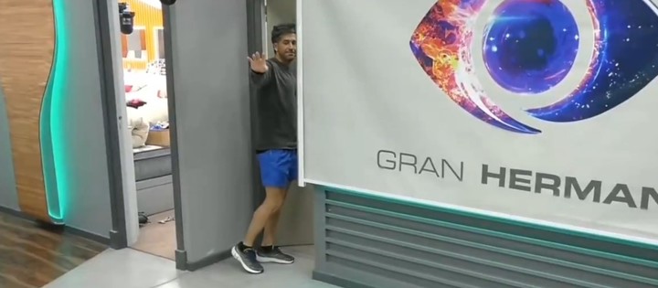 El momento en que Devi se cruzó al personal de "Gran Hermano". Captura video.