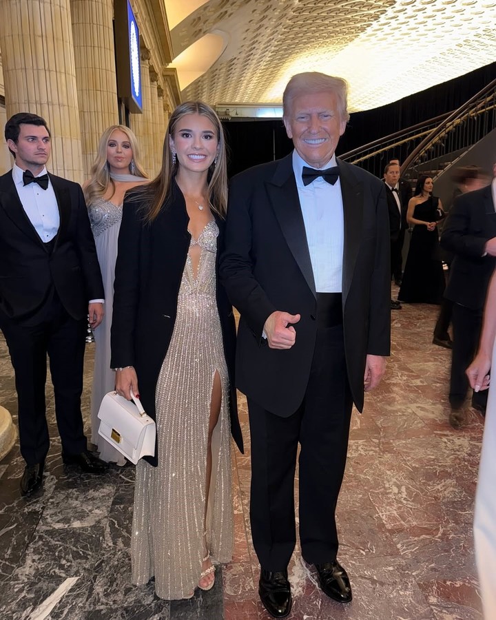 Kai junto a su abuelo Donald Trump en la asunción presidencial. Foto: Instagram/Kai Trump