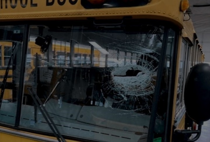 De forma alargada, se desconoce de dónde provino el trozo de metal (Foto: Captura de video ABC News)