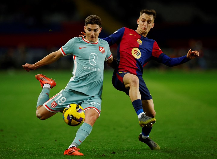 Julián Álvarez jugó un partidazo en su última visita al Barcelona. Foto: REUTERS / Albert Gea.