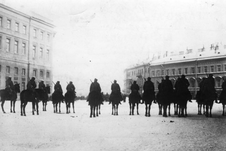 La Guardia imperial esperando a los manifestantes.