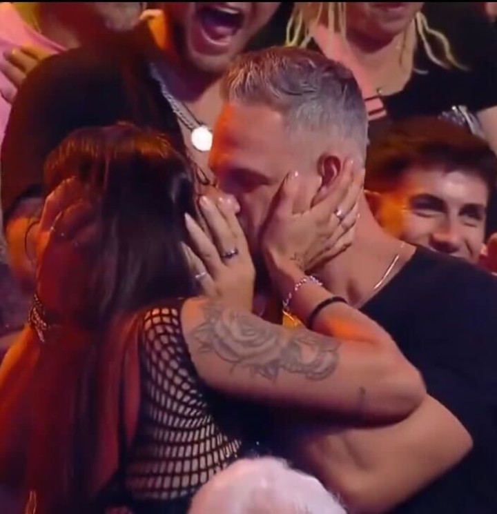 El beso de Papucho y Andrea en la tribuna de Gran Hermano. Foto: Captura TV