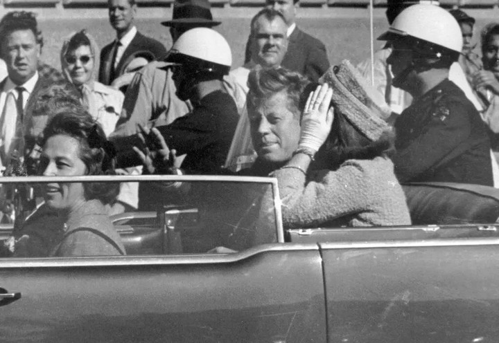 El matrimonio de John F. Kennedy y su esposa Jackie, minutos antes del atentado (Crédito: Jim Altgens/Associated Press)