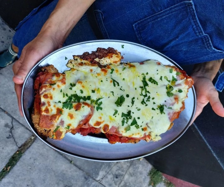 La milanesa a la napolitana es el plato más destacado y pedido