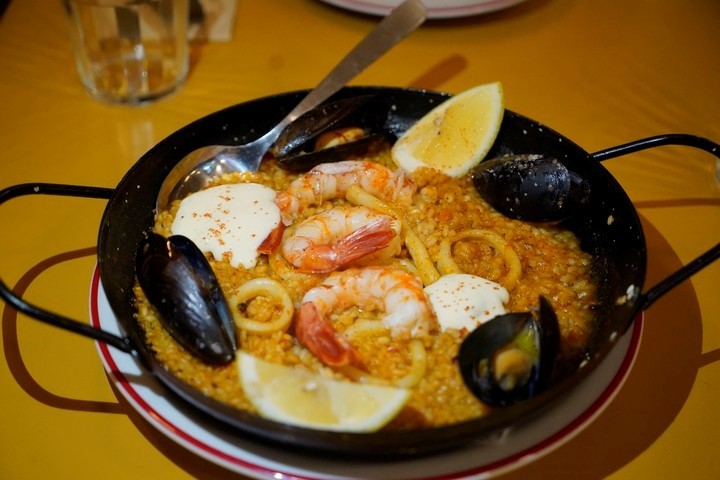 El plato que más le gusta cocinar a Fede, el arroz con mariscos