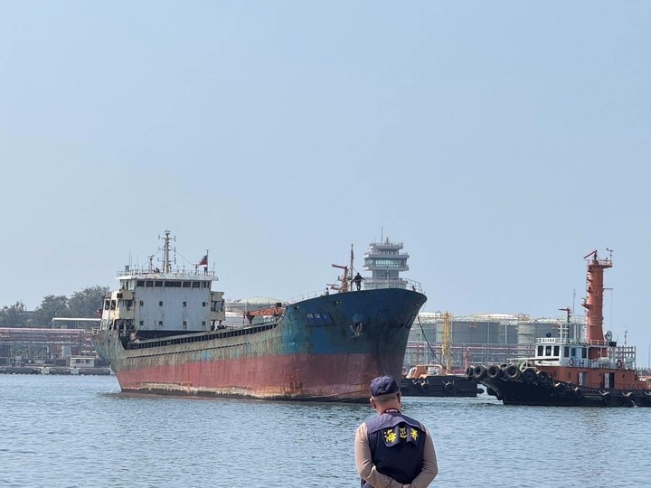 Vista de la llegada del carguero al puerto de Anping, en el sur de Taiwán. Las autoridades taiwanesas detuvieron este martes a un buque de carga vinculado a China por presuntamente haber cortado uno de los cables submarinos. EFE.