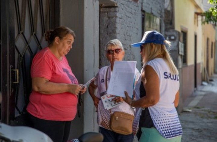 El año pasado, tanto en el Oeste como en otras zonas de Buenos Aires, los municipios realizaron campañas de prevención contra el dengue. Incluyeron hablar con los vecinos puerta a puerta y fumigaciones en espacios al aire libre. 