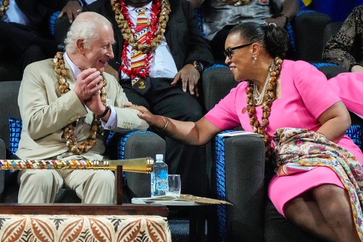 Carlos III durante su visita a Samoa. Foto: AP