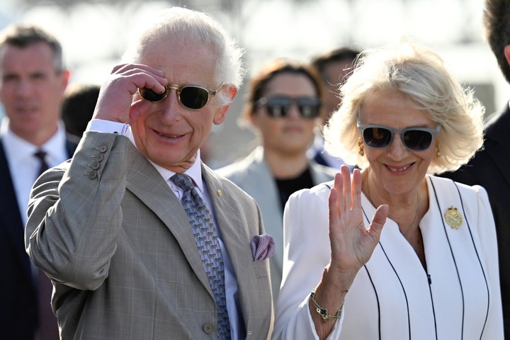 Carlos y Camilla durante una visita a la ópera de Sidney. Foto: AP